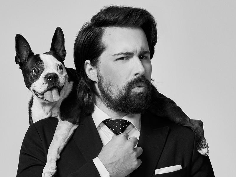 Photo de lartiste avec un chien sur les épaules