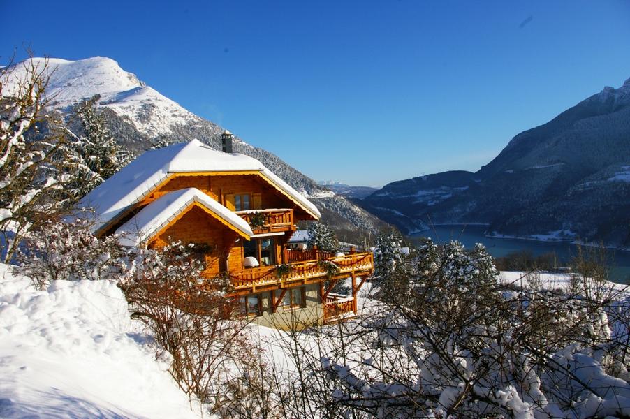 Vue du chalet sous la neige