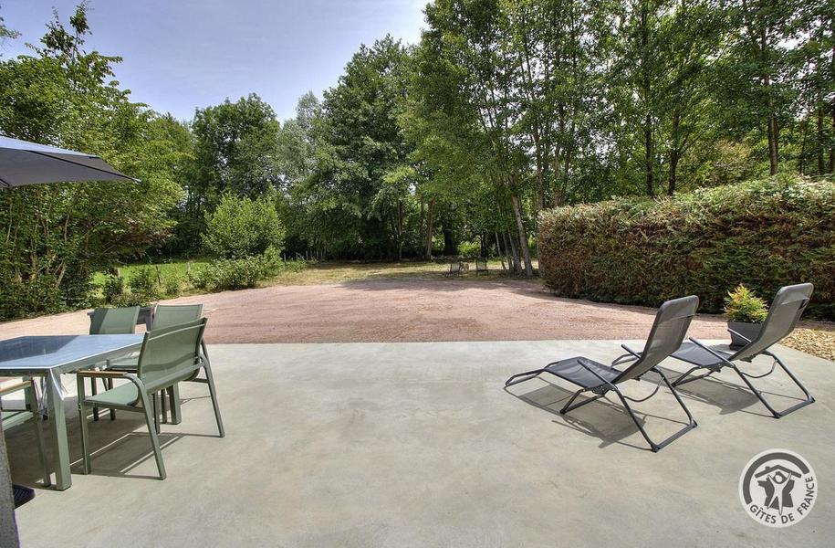 Gîte du Moulin à Thizy les Bourgs en Haut Beaujolais et à 10 km du Lac des Sapins - Rhône : la terrasse et le grand terrain (non clos) privatif.