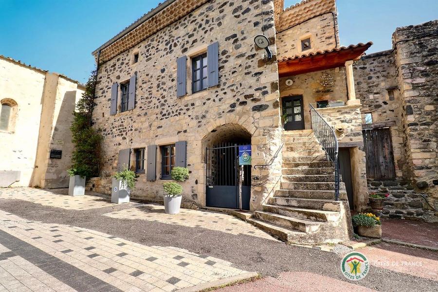 La Maison dhôtes sur la place du village de Saint Vincent de Barres