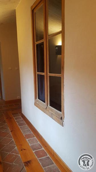 Grand Gîte \'Au Foin Tendre\' à Amplepuis (Rhône - Beaujolais Vert - proximité Lac des Sapins) : couloir à l\'étage desservant les chambres - fenêtre donnant sur la chambre double avec 1 lit 2 personnes et 1 lit bébé.