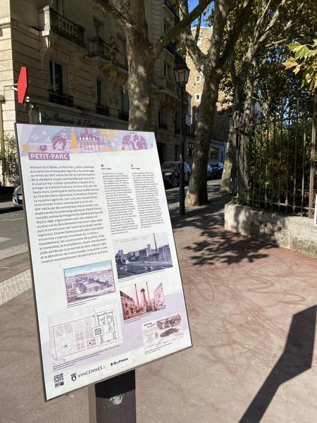 Panneaux du Patrimoine au coin de l'avenue des Minimes à Vincennes 