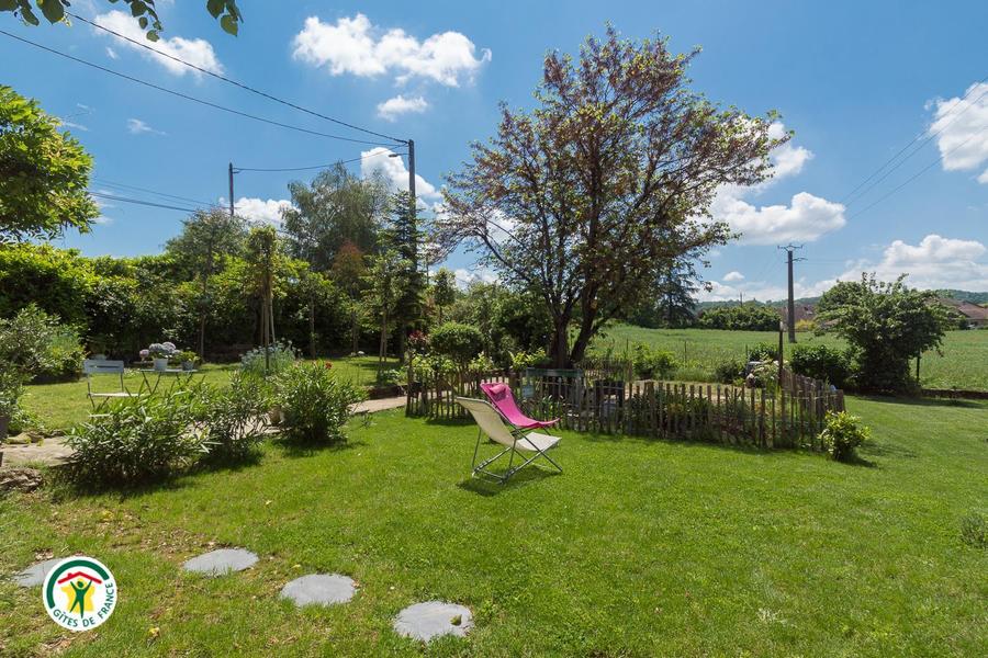 le jardin vu du nord - Chambres d'hôtes aux Balcons du Dauphiné en Isère à proximité de Crémieu et de Lyon