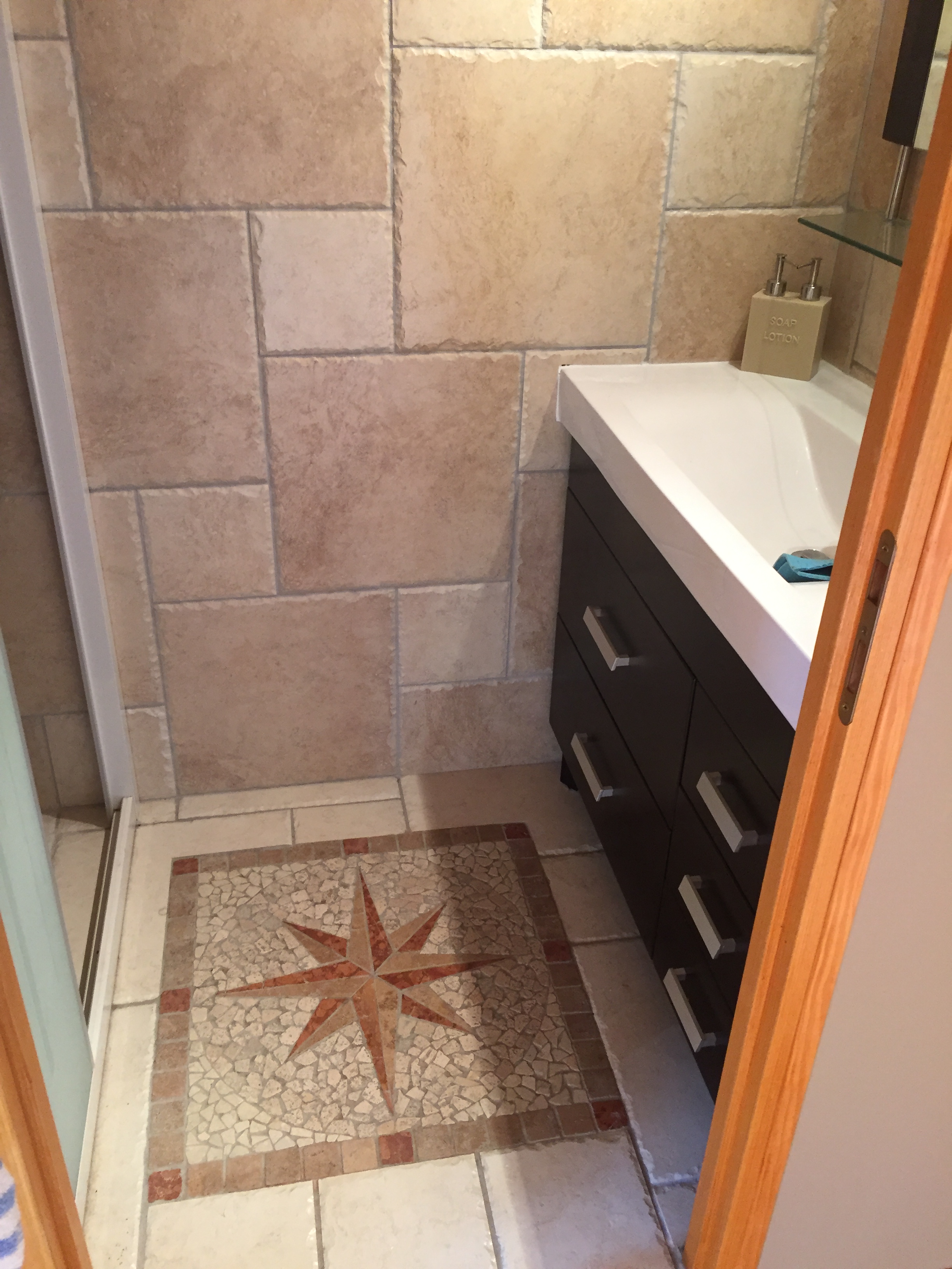 Salle de bain semi-ouverte dans la grande chambre au Gite les Totems_Rochechinard