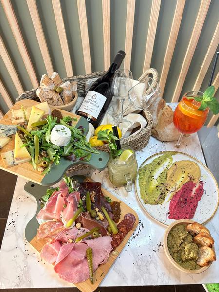 Plateau de charcuterie, trio de houmous, tapenade maison, guacamole en tapas