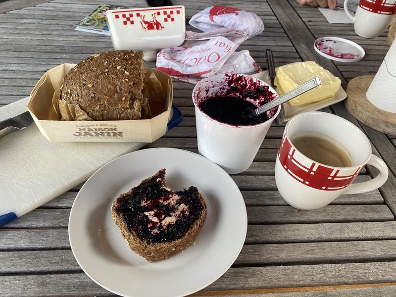 petit dejeuner avec confiture de myrtilles des gets