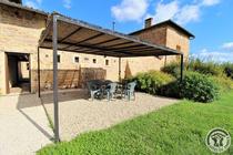 Gîte L'Annexe au Château de Pravins à Blacé  (Rhône, Beaujolais, proximité de Villefranche-sur-Saône) : la terrasse.