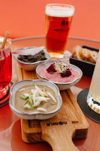 Des tapas à tremper et des verres de bières.