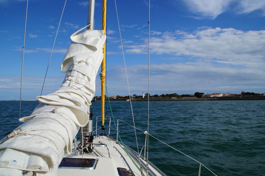 Le bateau voile rabaissée.