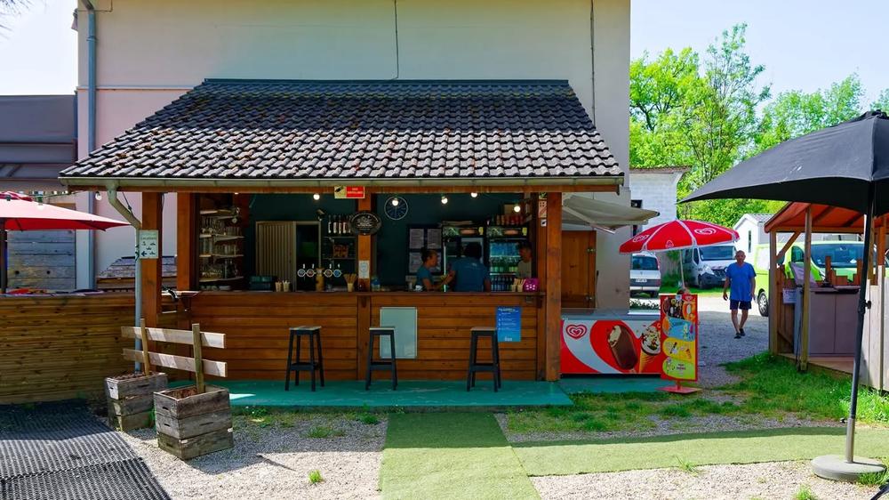 Bar-snack-restaurant Les pieds dans l'eau_Novalaise