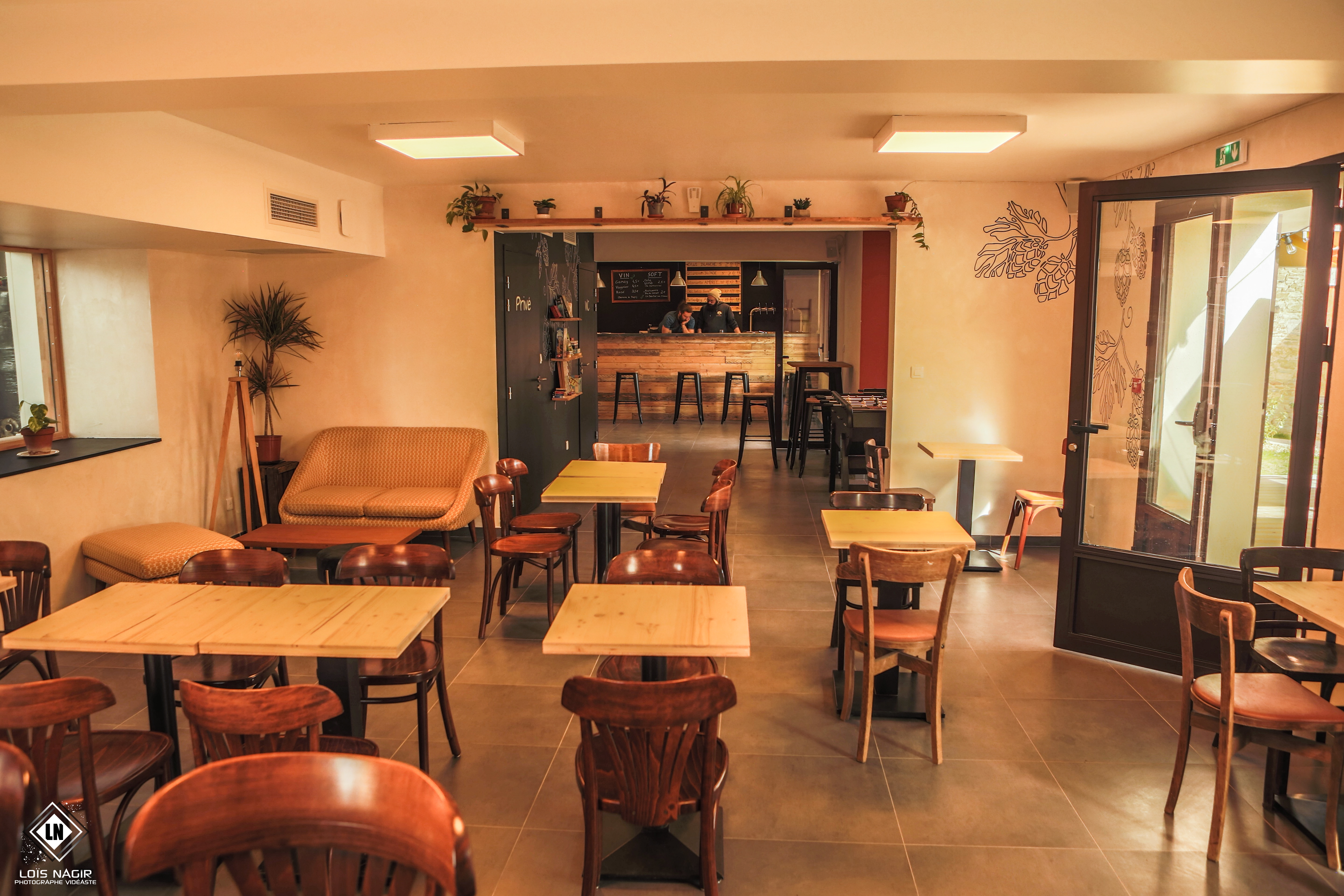 Vue générale salle et bar_ Microbrasserie La Chénou