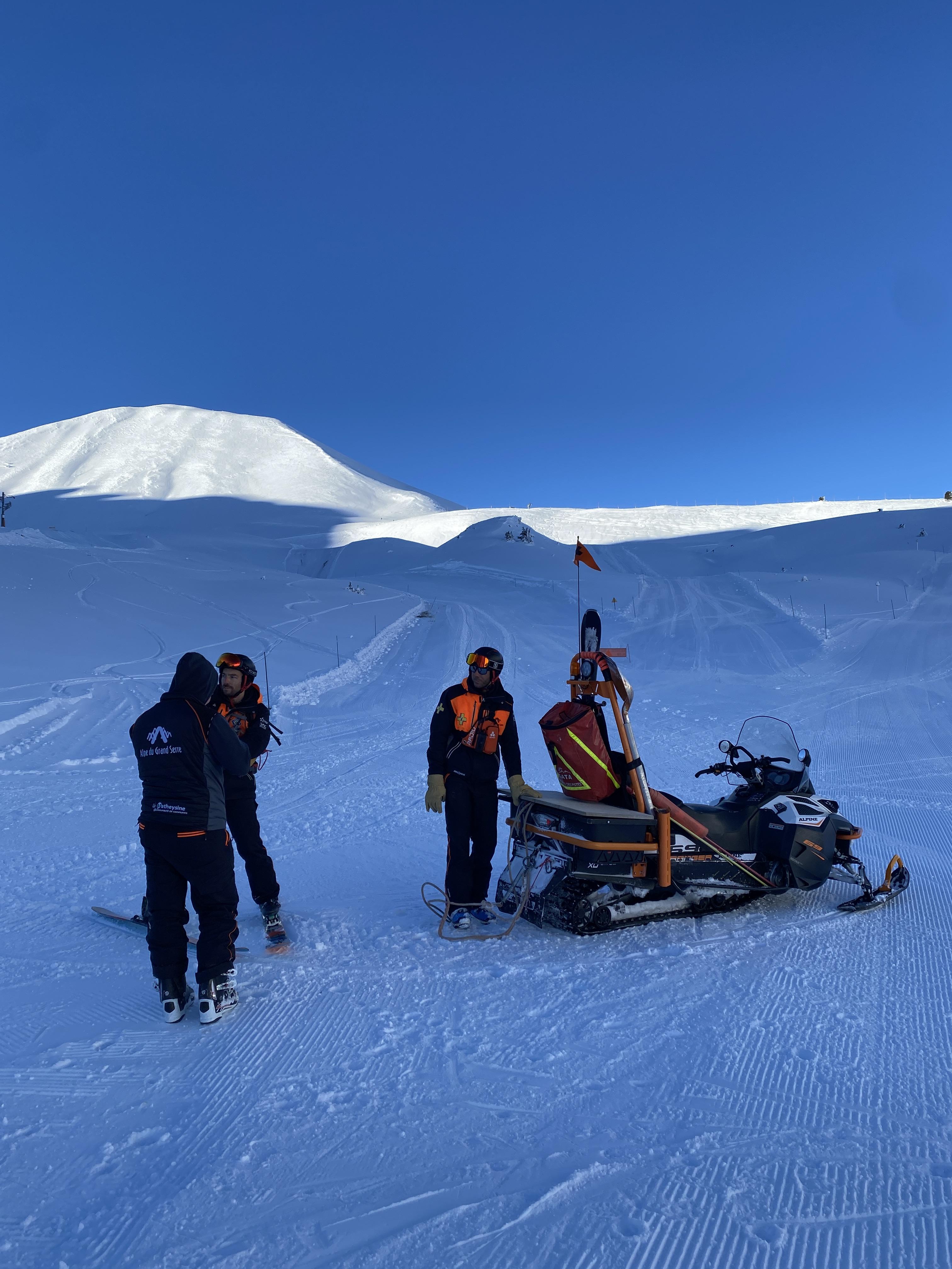 Ouverture du domaine skiable avec les pisteurs secouristes