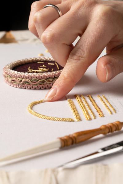 Démonstration de broderie or