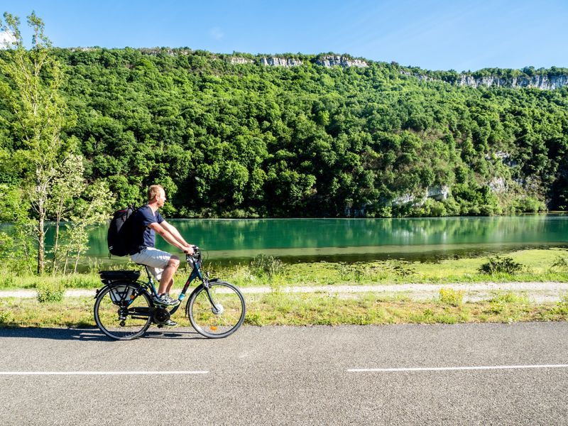Vélo sur ViaRhôna dans le Haut-Rhône près de Bugey