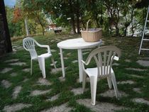Petit jardin ombragé avec table et chaises