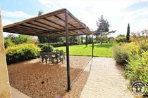 Gîte L'Annexe au Château de Pravins à Blacé  (Rhône, Beaujolais, proximité de Villefranche-sur-Saône) : vue sur la terrasse et jardin.