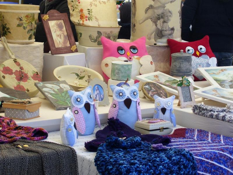 Divers produits artisanaux : porcelaine, animaux en tricot