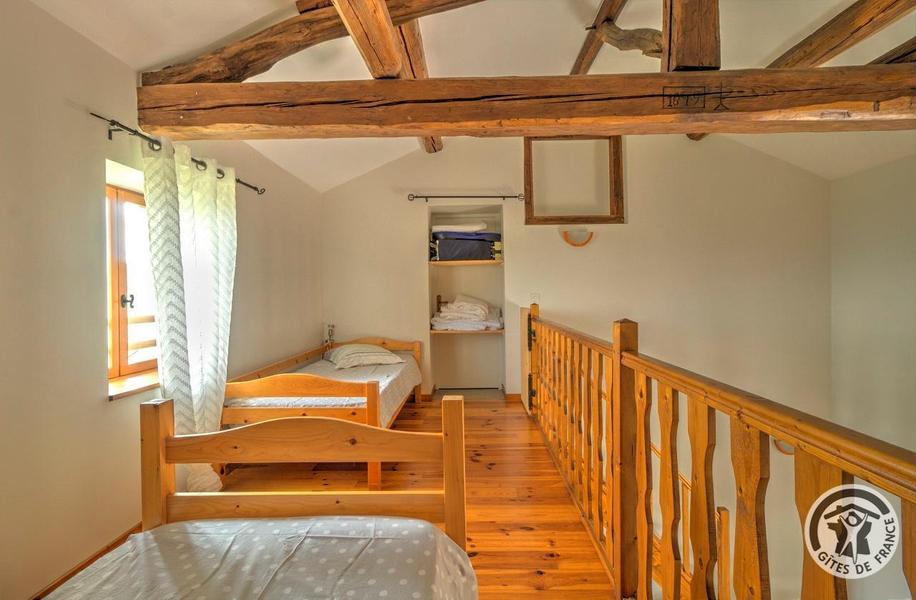 Gîte / Maison de Vacances \'La Glycine\' à Meaux la Montagne en Haut Beaujolais dans le Rhône - Proximité du Lac des Sapins : le coin nuit sur la mezzanine - 2 lits 1 personne.