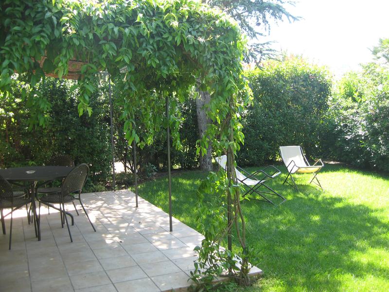 Jardin privé, clôturé et sans vis-à-vis avec terrasse