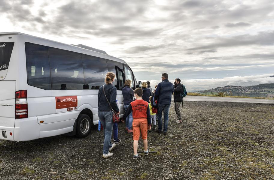 Visite guidée à bord de l’Archéobus | Oppida de Gergovie, Gondole et Corent