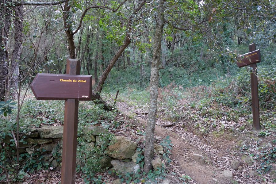 Panneaux d'indication sur les Boucles de l'Arlatane