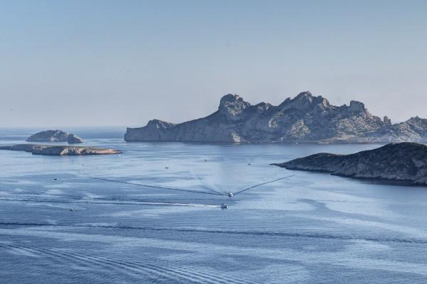 Catamaran à voile dans les Calanques. Départ Mucem