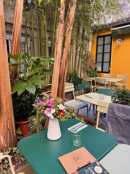 Des tables sur la terrasse intérrieure.
