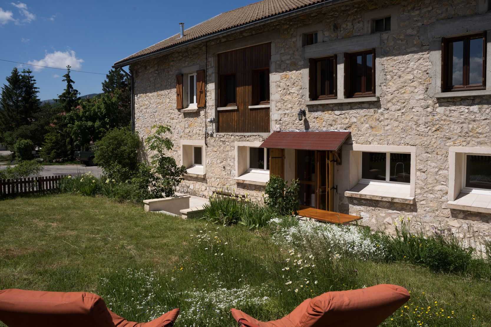 Le jardin du gîte bien entretenu avec bains de soleil.