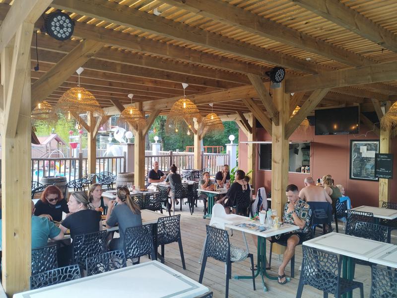 Terrasse couverte de La Paillote, bar-restaurant