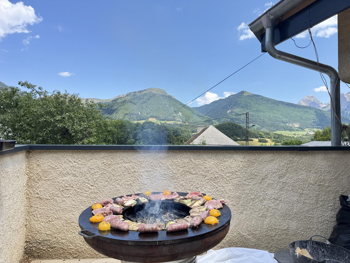 Brasero sur la terrasse face aux montagnes