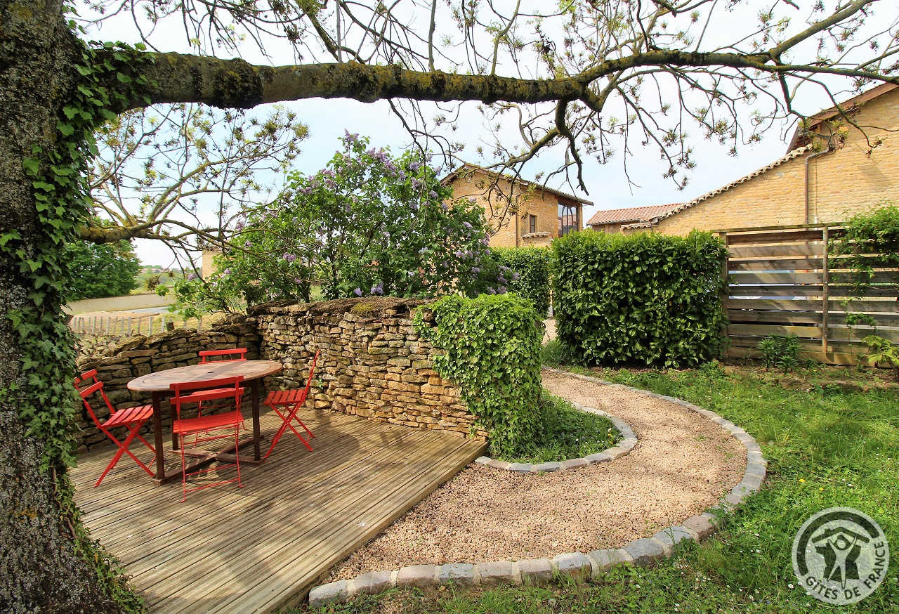 Gîte 'La Cadole du Beaujolais' à Lacenas (Rhône - Beaujolais des Pierres Dorées - proximité de Villefranche-sur-Saône) : le jardin réservé aux hôtes.