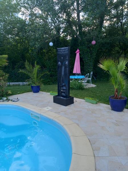Espace repas près de la piscine