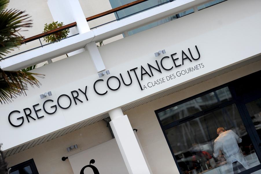 La facade extérieur du bâtiment, avec l'inscription "Grégory Coutanceau - La Classe des Gourmets".