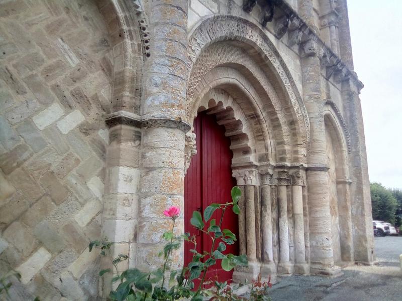 Portail roman de lEglise Notre Dame de Genouillé