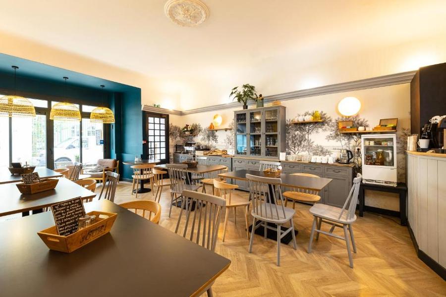 La salle de petit déjeuner avec tables et chaises.