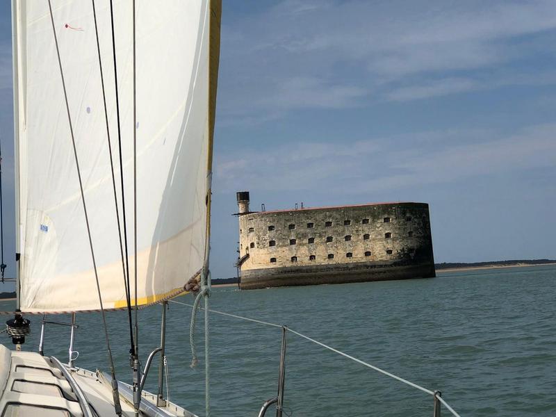 Le bateau devant le Fort Boyard.
