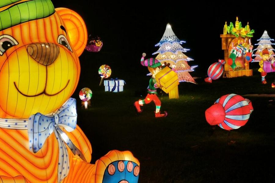 illuminations sur le thème de Noel lors de l'Odyssée Lumineuse au Parc Floral de Paris 