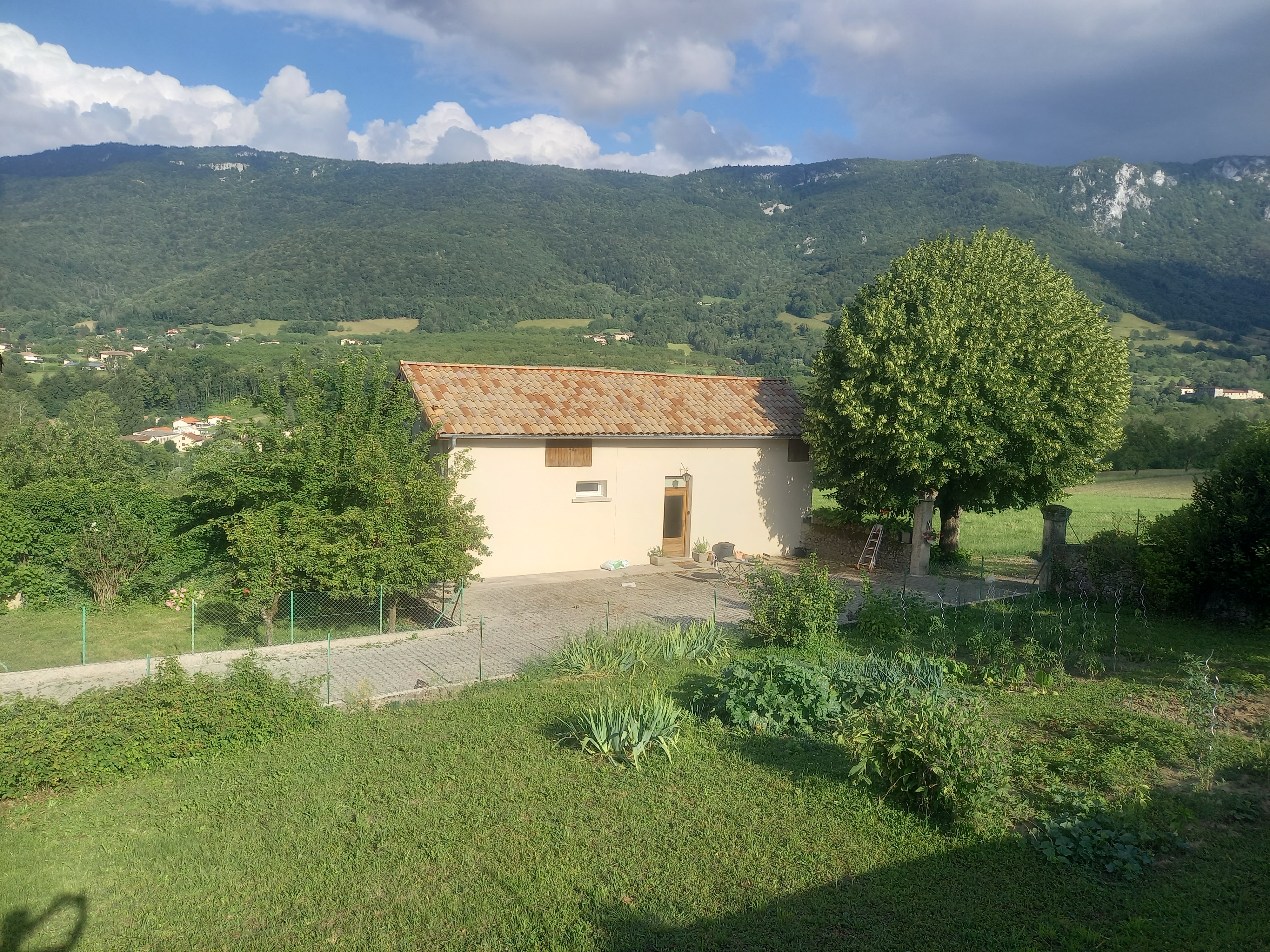 Vue extérieure du Gîte la Maldina à Oriol en Royans depuis la route de Léoncel.