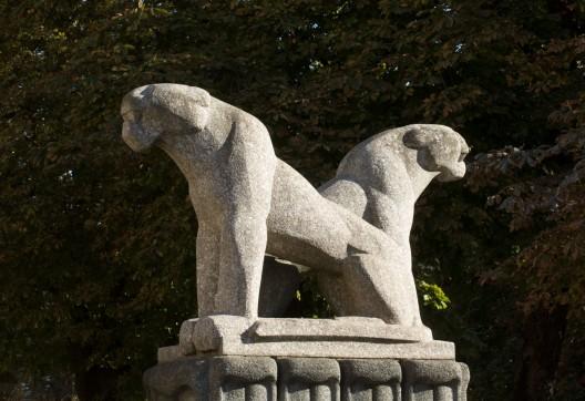 Les lionnes d'Henri Navarre devant le Palais de la Porte Dorée 