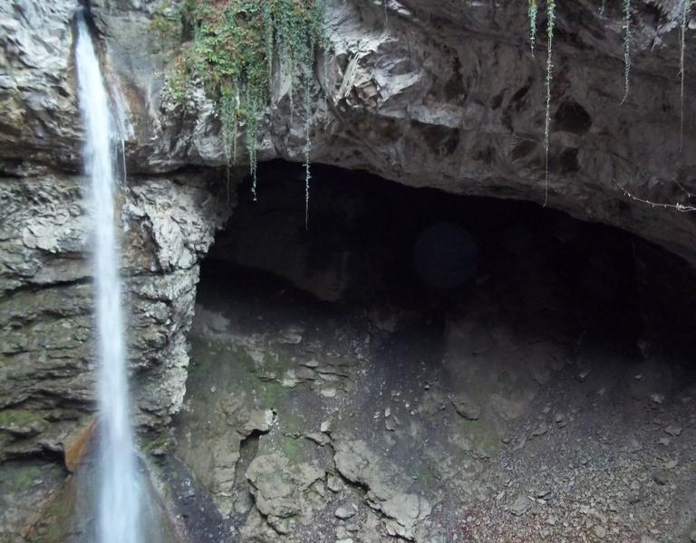 Grotte et cascade de Seythenex