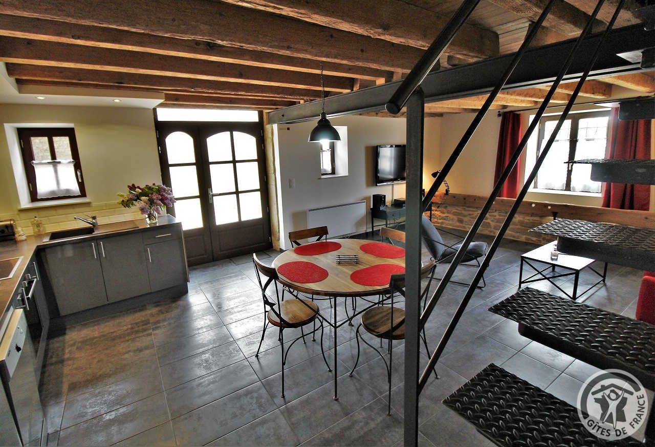 Gîte 'La Cadole du Beaujolais' à Lacenas (Rhône - Beaujolais des Pierres Dorées - proximité de Villefranche-sur-Saône) : pièce de jour vue depuis les escaliers.