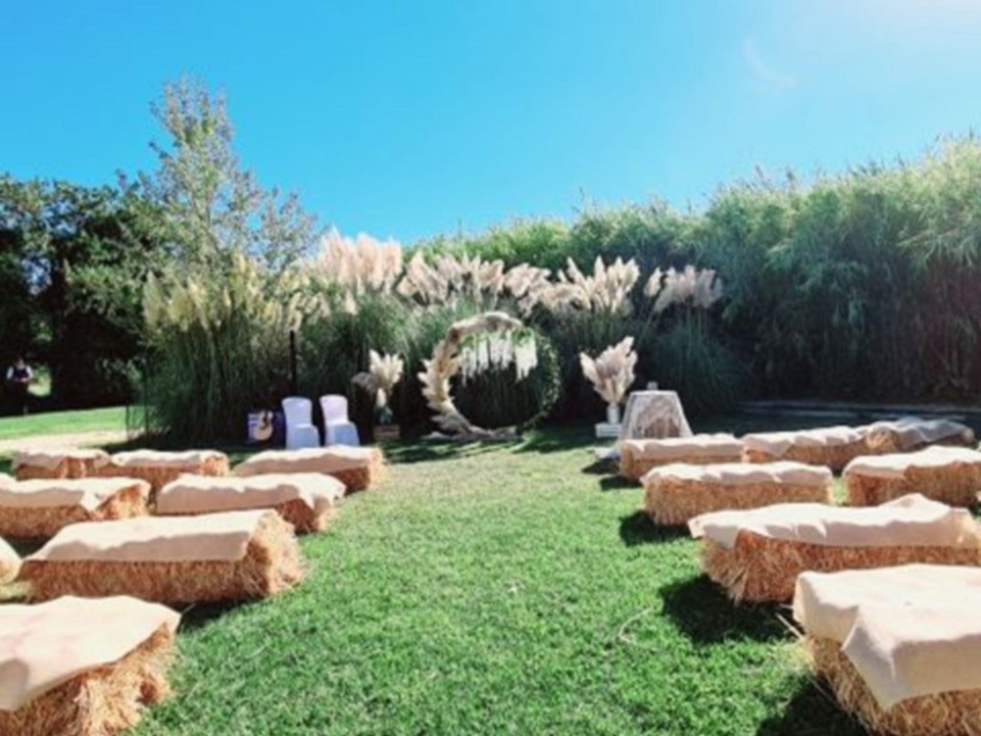 Tables rondes et déco blanche ou colorée pour un mariage au Mas de  Jonquerolles - Location salle de réception Saint Rémy de Provence - Mas de  Jonquerolles