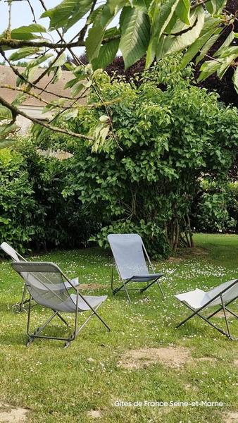 L'heure de l'apéro ou de la sieste ? Transats à disposition L'heure de l'apéro ou de la sieste ? Transats à disposition