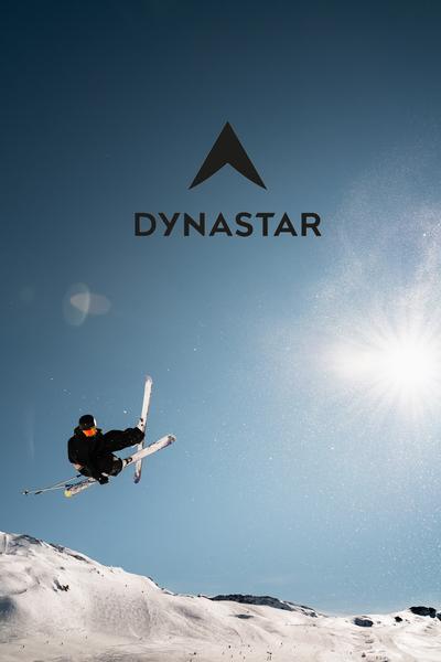 Skieur freestyle sur le snowpark de Val d'Isère avec logo Dynastar