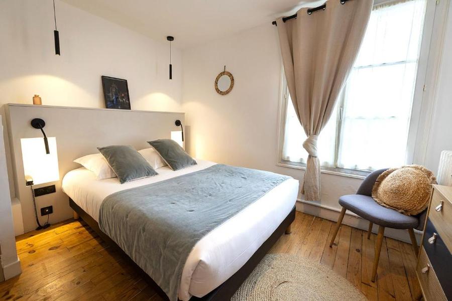 Une chambre avec un lit double