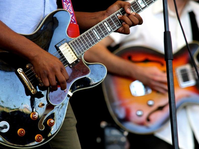 Deux personnes jouent de la guitare électrique