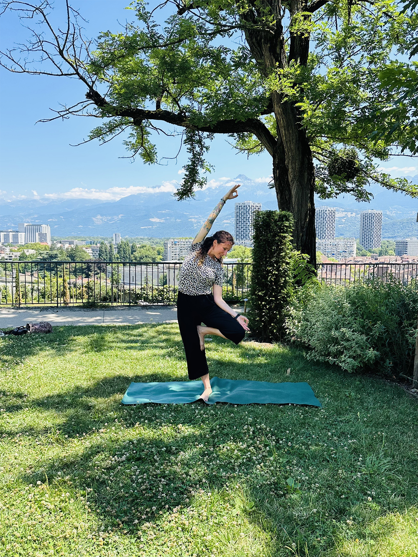 Séance de yoga et observation méditative des décors de la chapelle_Grenoble