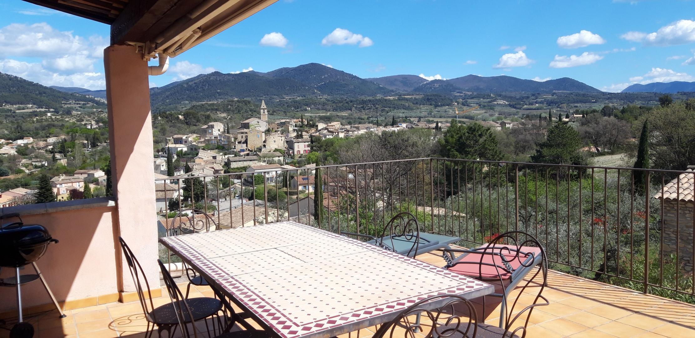 Le gite 'Les raisins' au coeur de la vie provençale, entre vignes, oliviers et village typique.