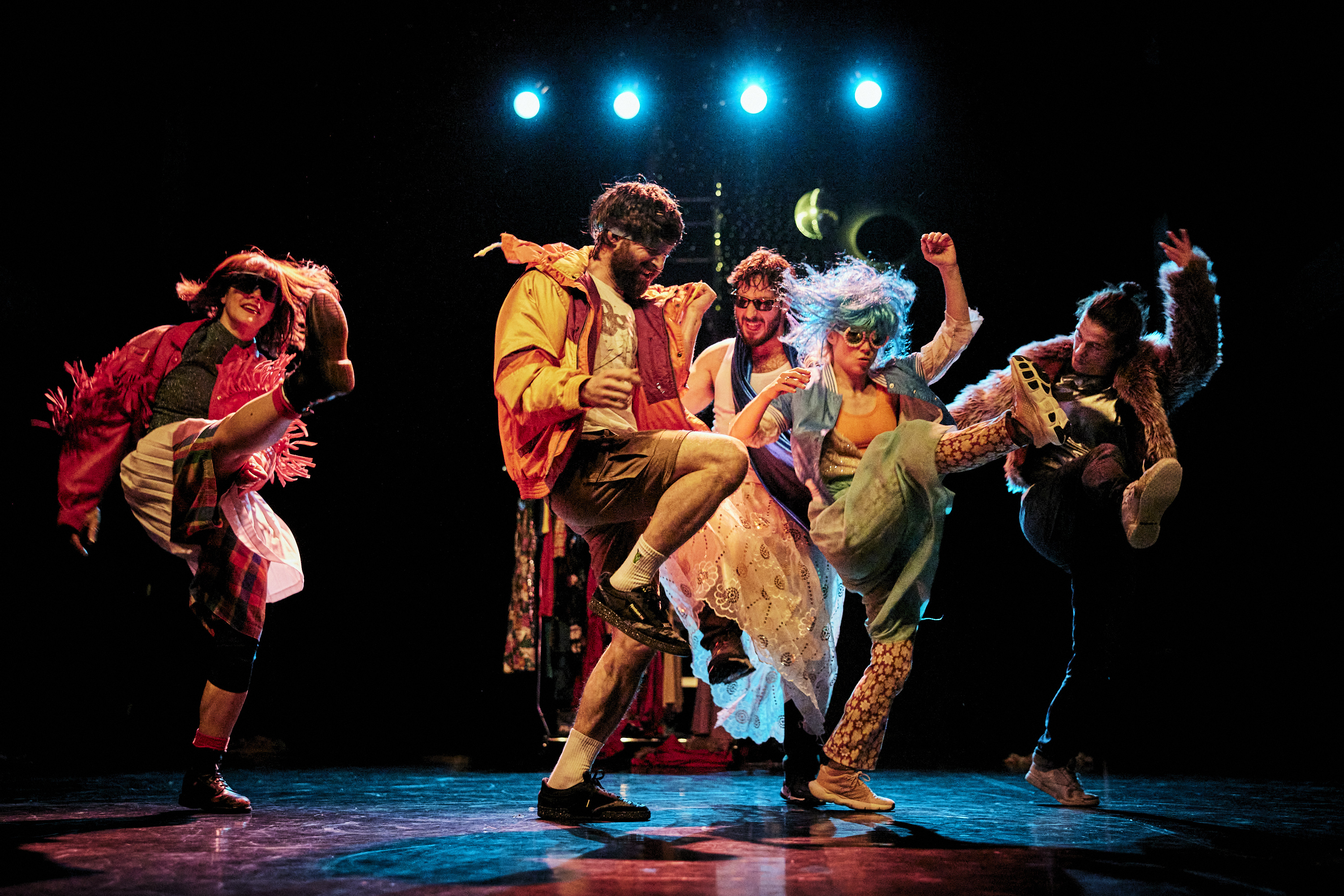 Soirée dansante : des paillettes contre l'ennui... le bal où l’ennui n’est pas invité