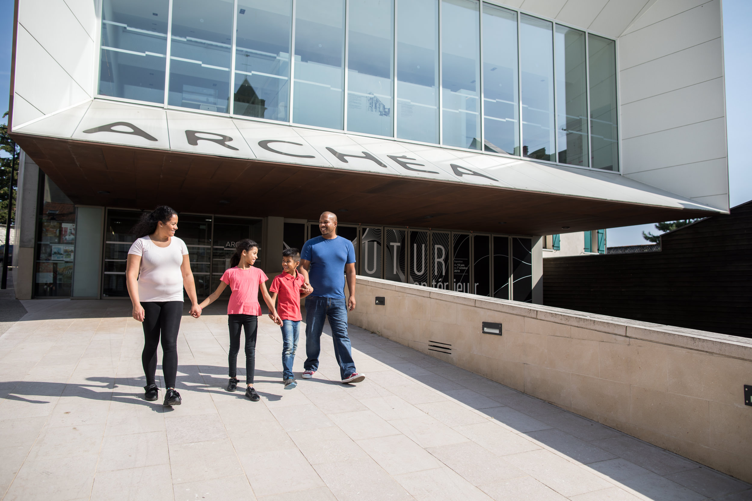 Famille devant le musée Archéa